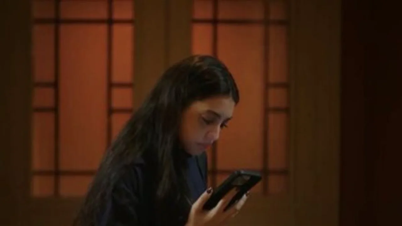 أسرار الحلقة 29.. تيا تكشف علاقتها بالمرض النفسي وتواجه أصدقاءها في مسلسل ميد تيرم